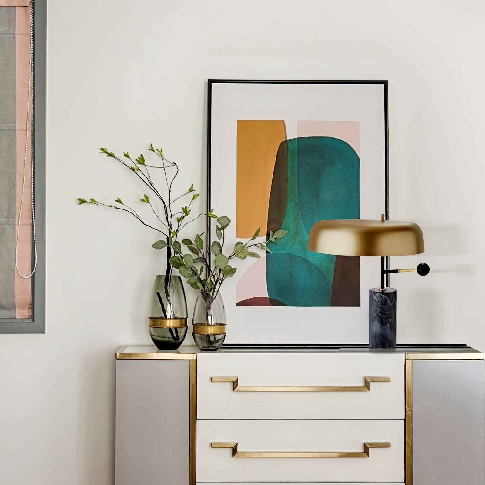 Lampe de table avec abat-jour semi-circulaire sur bras latéral