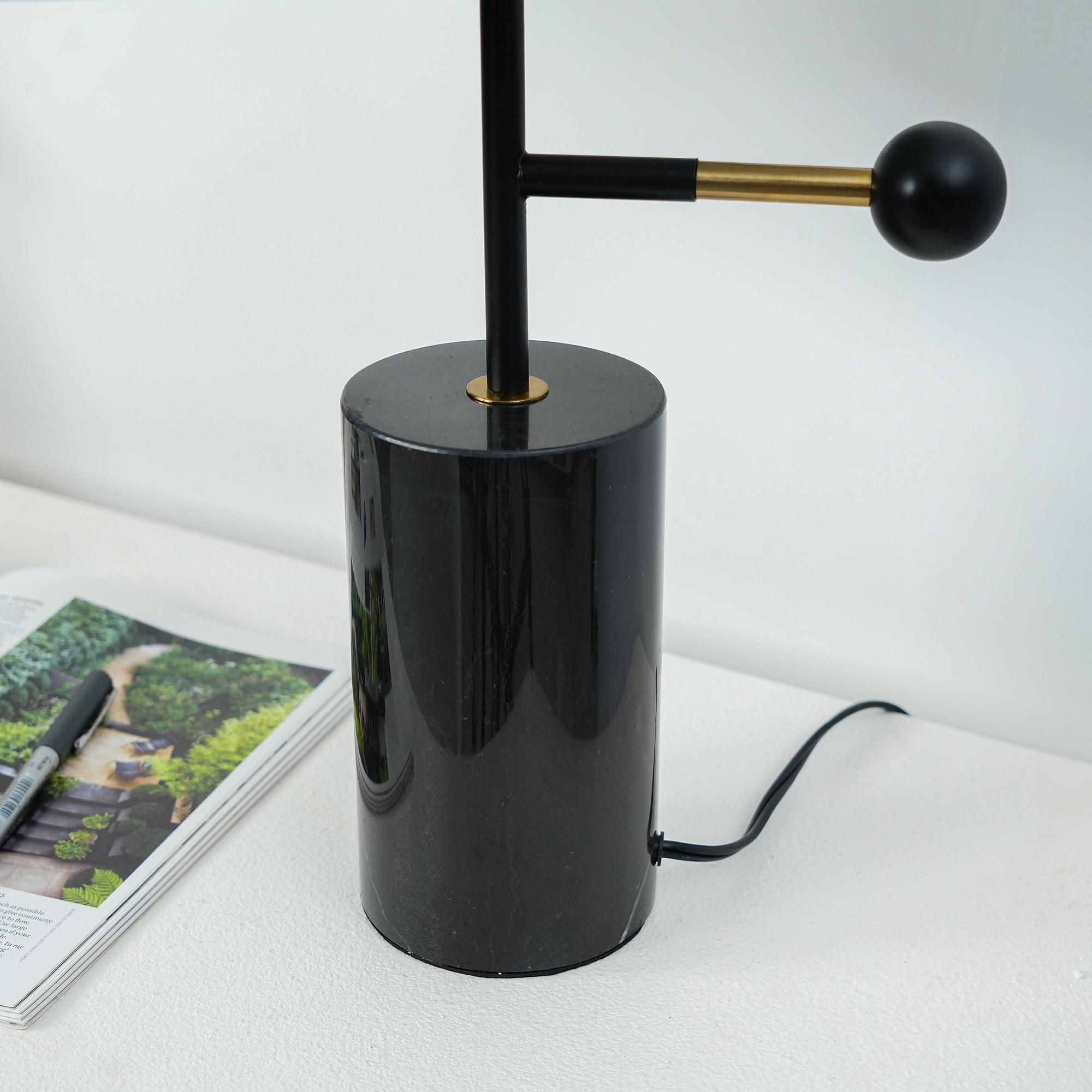 Lampe de table avec abat-jour semi-circulaire sur bras latéral