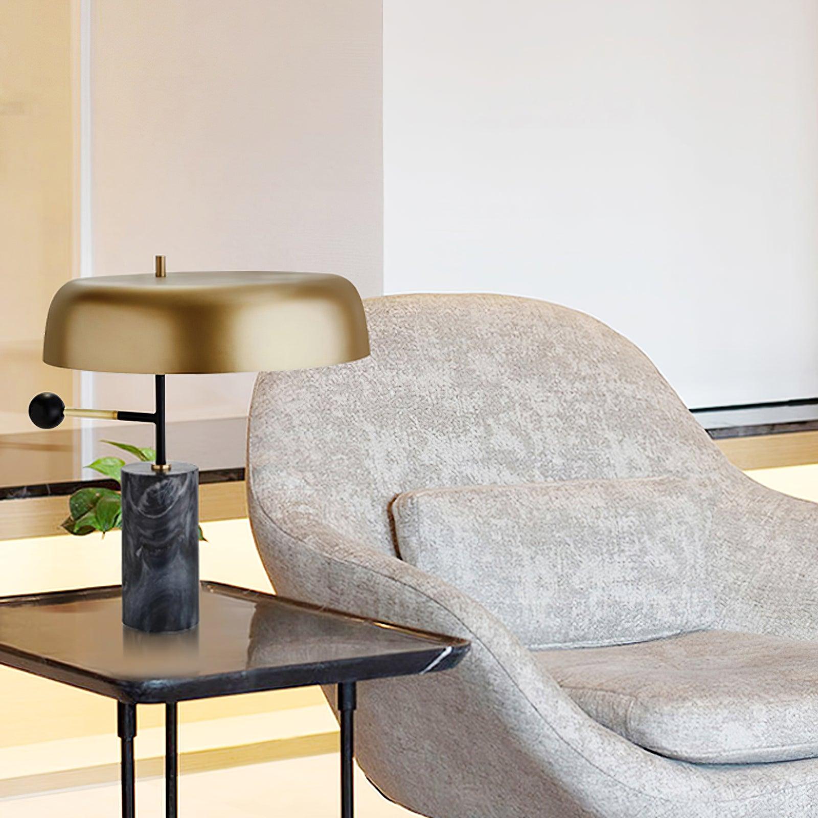 Lampe de table avec abat-jour semi-circulaire sur bras latéral