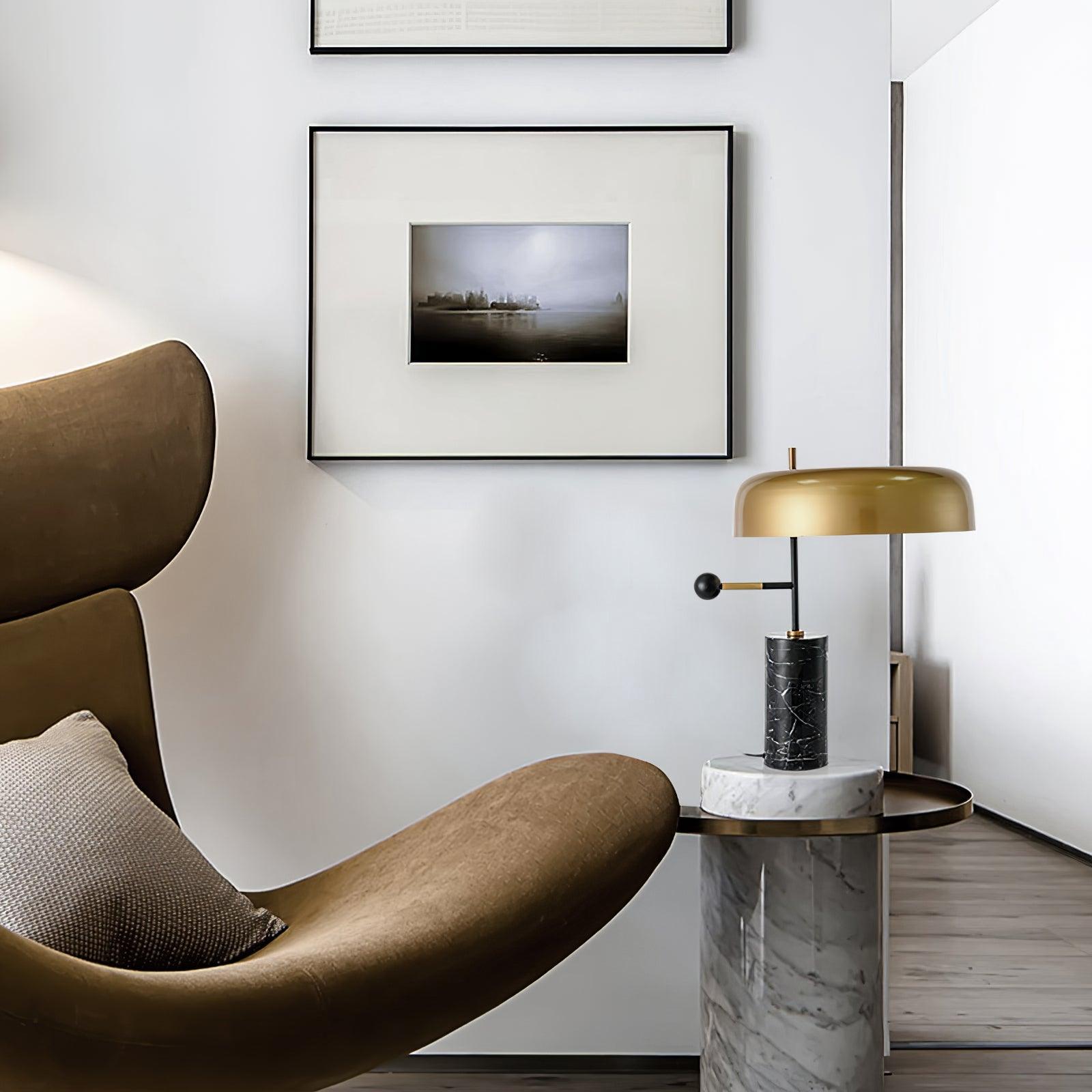 Lampe de table avec abat-jour semi-circulaire sur bras latéral