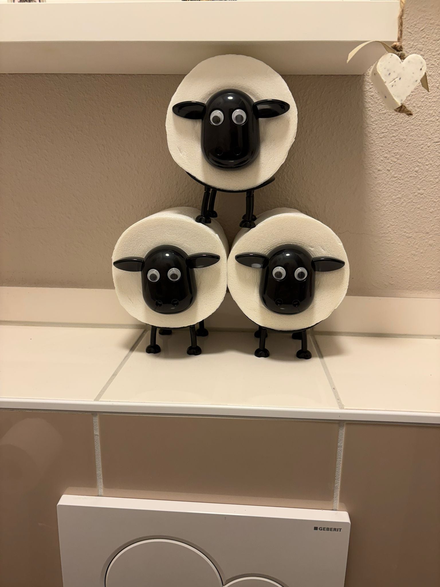 Uchwyt na papier toaletowy w formie stojącej owcy