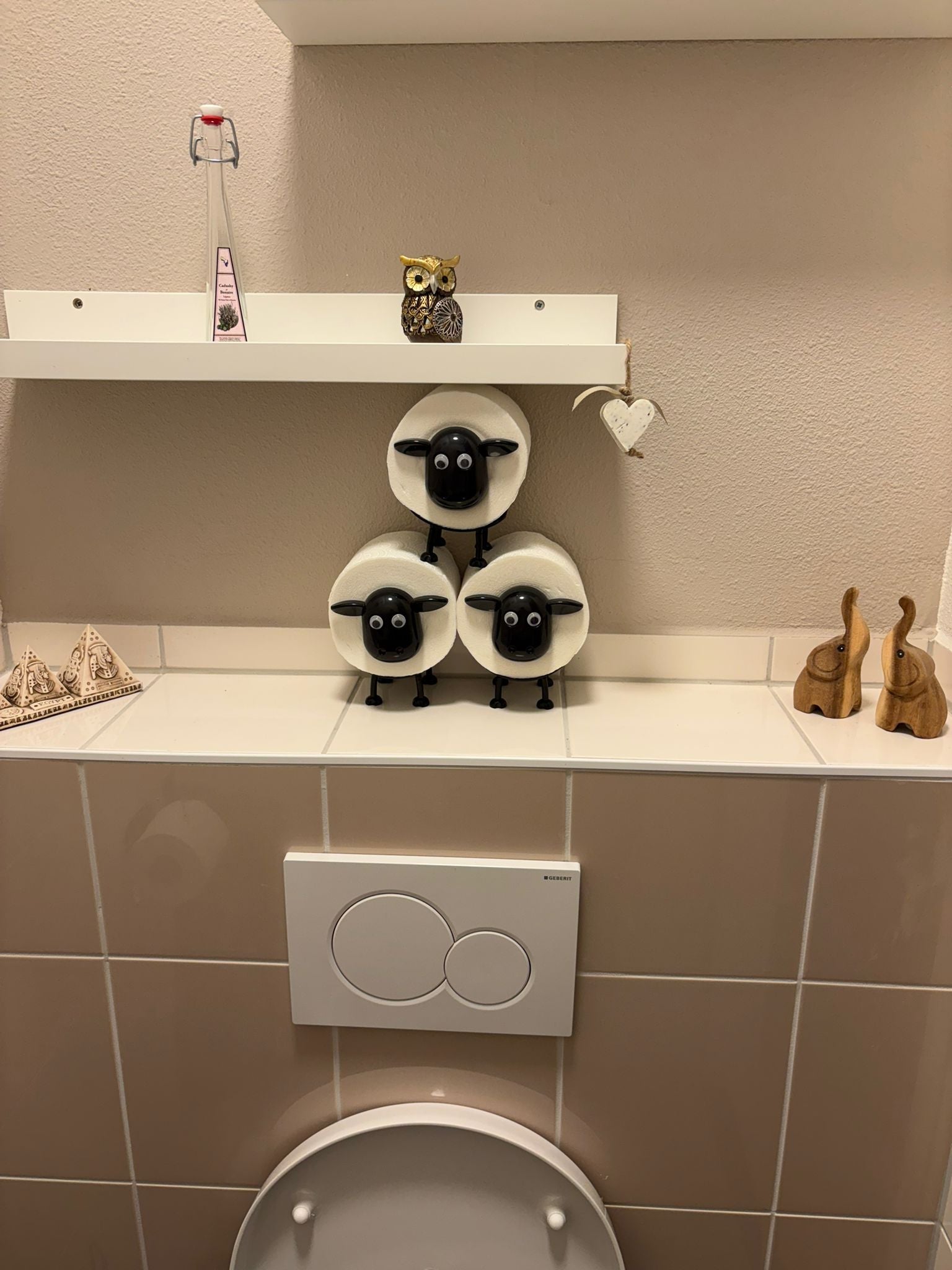 Uchwyt na papier toaletowy w formie stojącej owcy