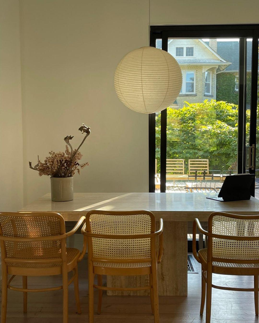 Hanglamp met bolvormige kap en opvouwbare structuur