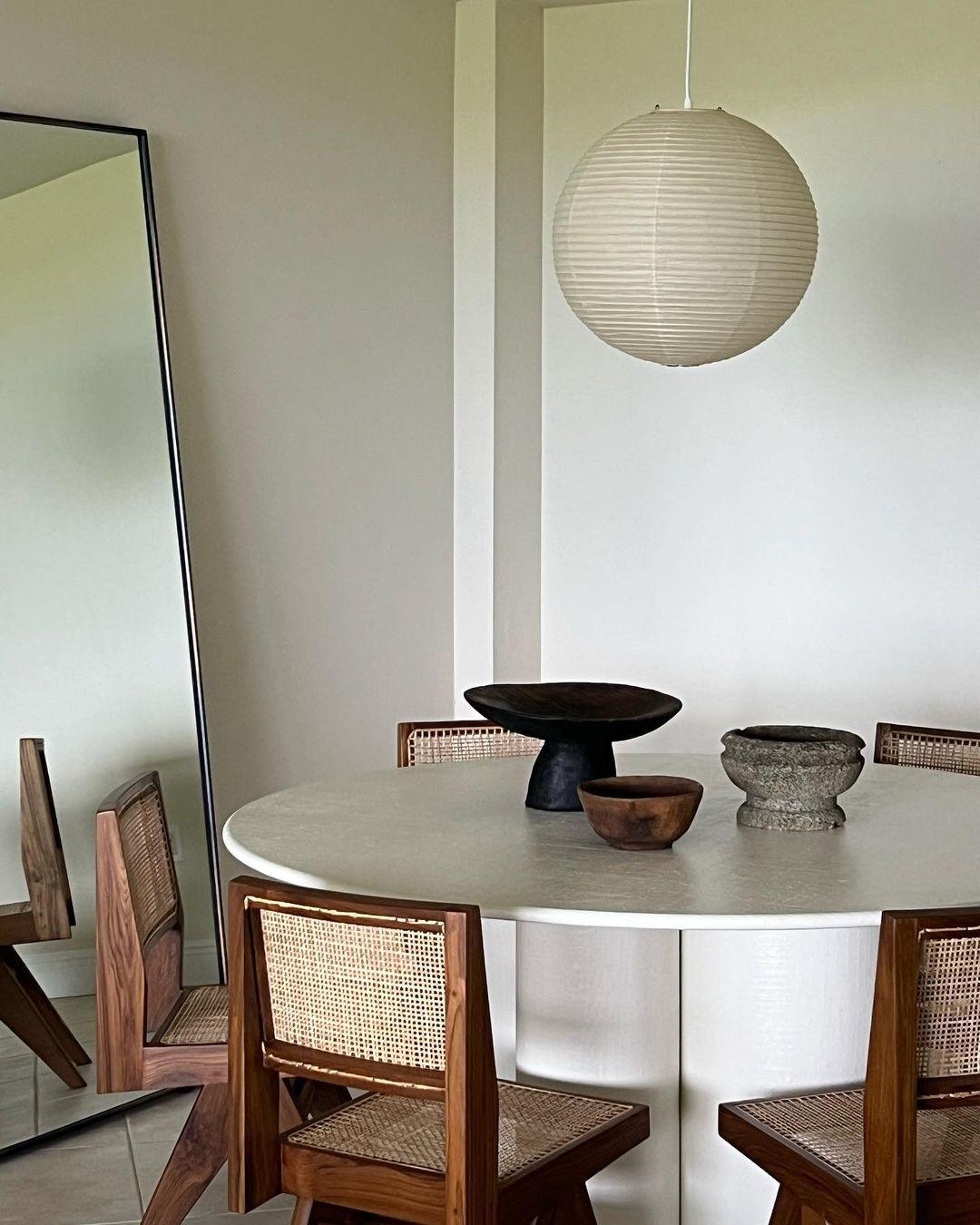 Hanglamp met bolvormige kap en opvouwbare structuur