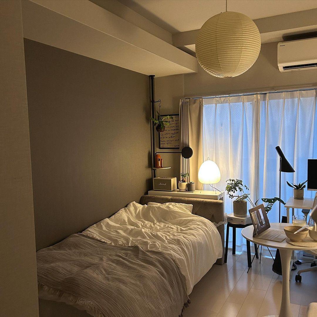 Hanglamp met bolvormige kap en opvouwbare structuur