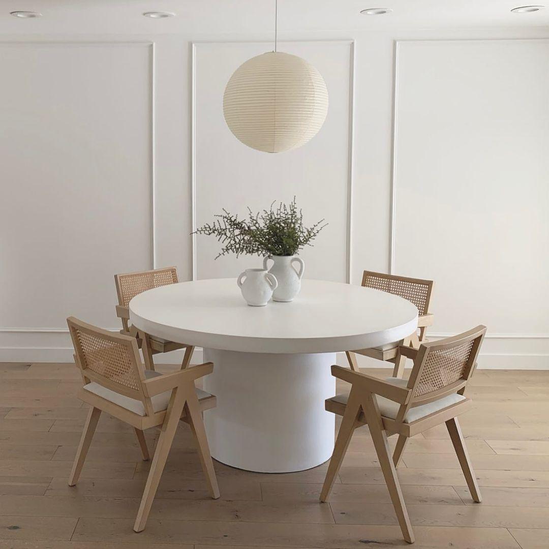 Hanglamp met bolvormige kap en opvouwbare structuur