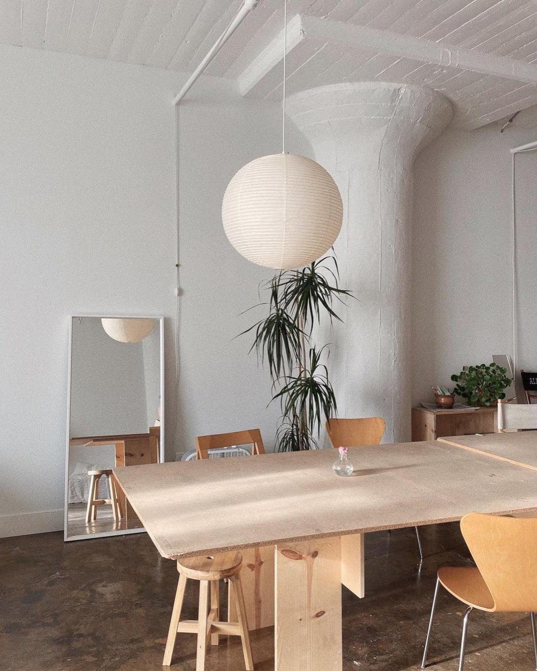 Hanglamp met bolvormige kap en opvouwbare structuur