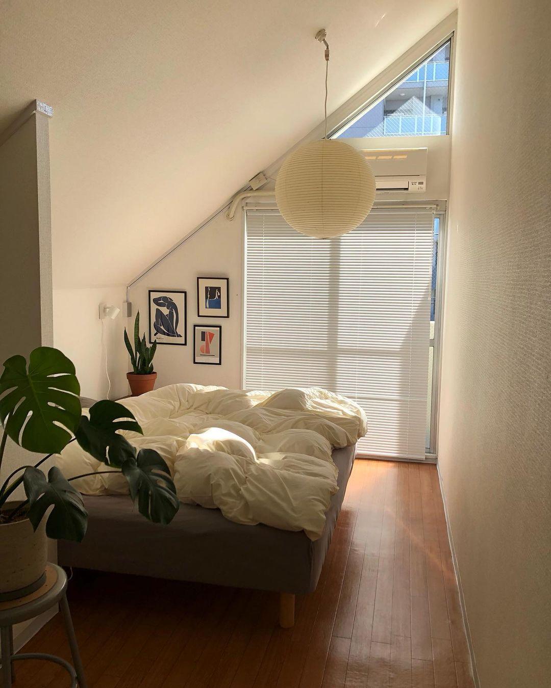 Hanglamp met bolvormige kap en opvouwbare structuur