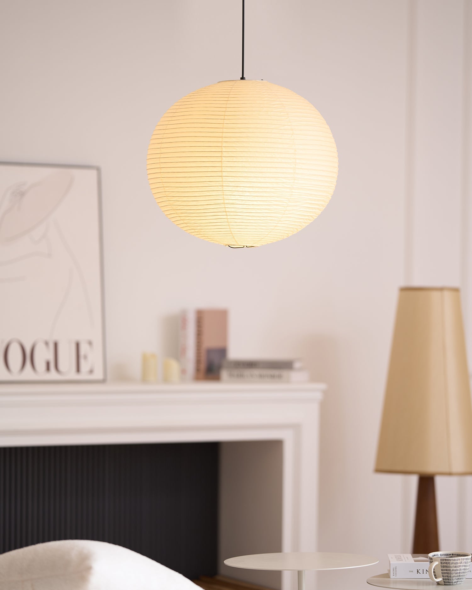 Hanglamp met bolvormige kap en opvouwbare structuur