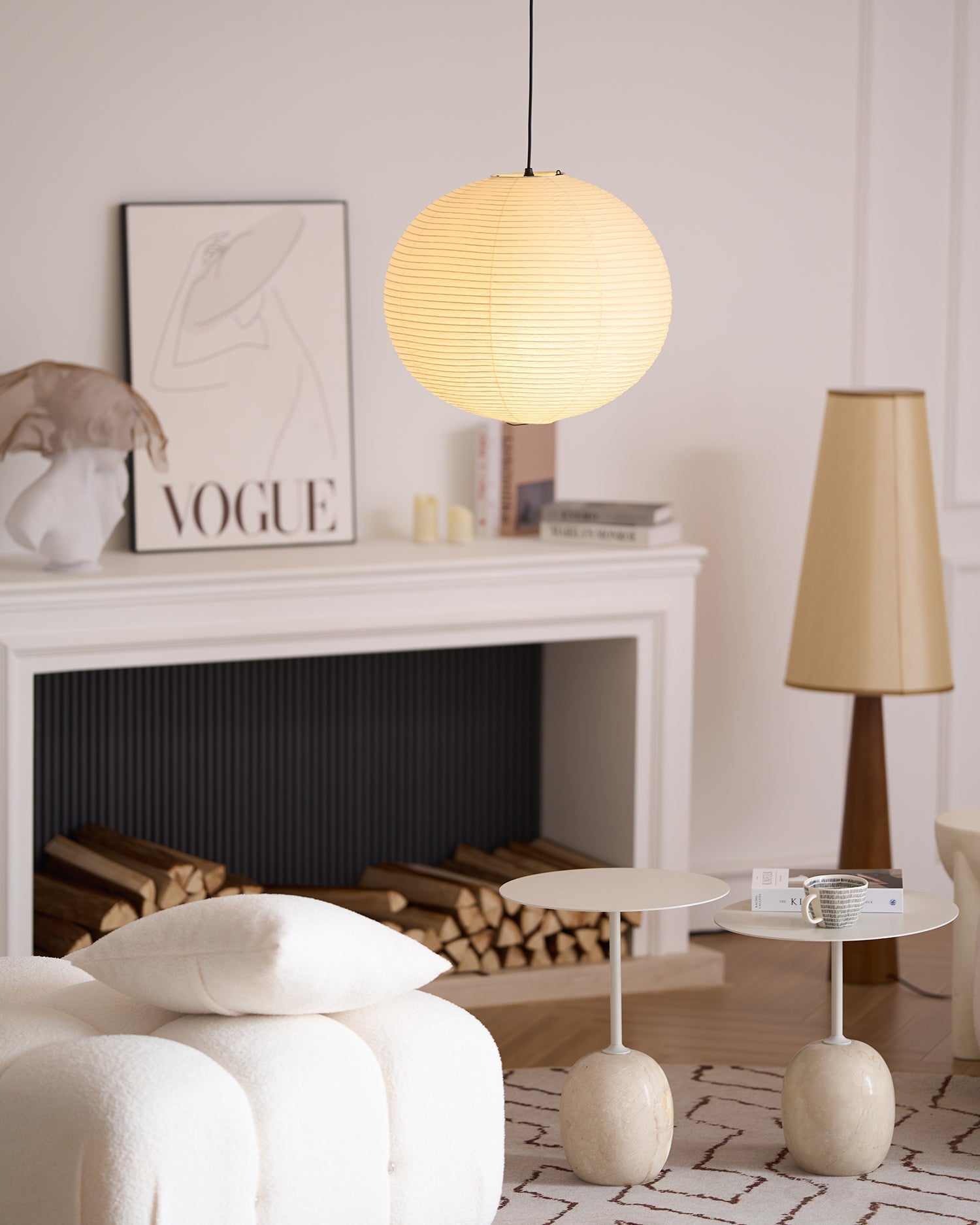 Hanglamp met bolvormige kap en opvouwbare structuur