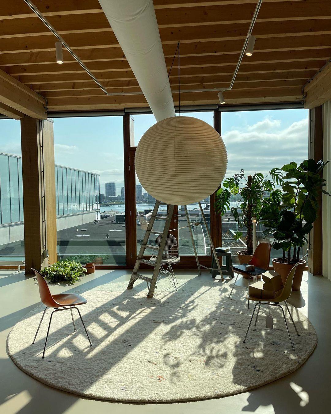 Hanglamp met bolvormige kap en opvouwbare structuur