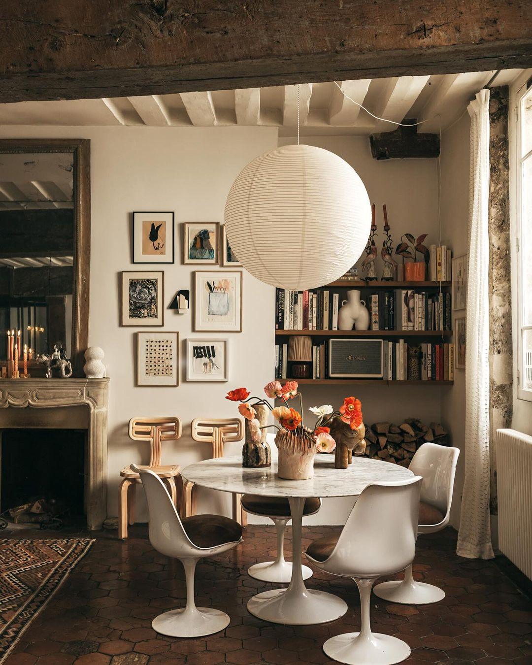 Hanglamp met bolvormige kap en opvouwbare structuur