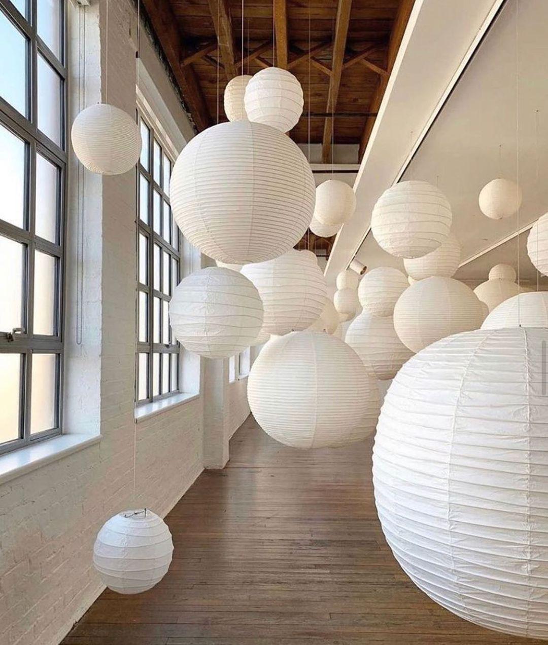 Hanglamp met bolvormige kap en opvouwbare structuur