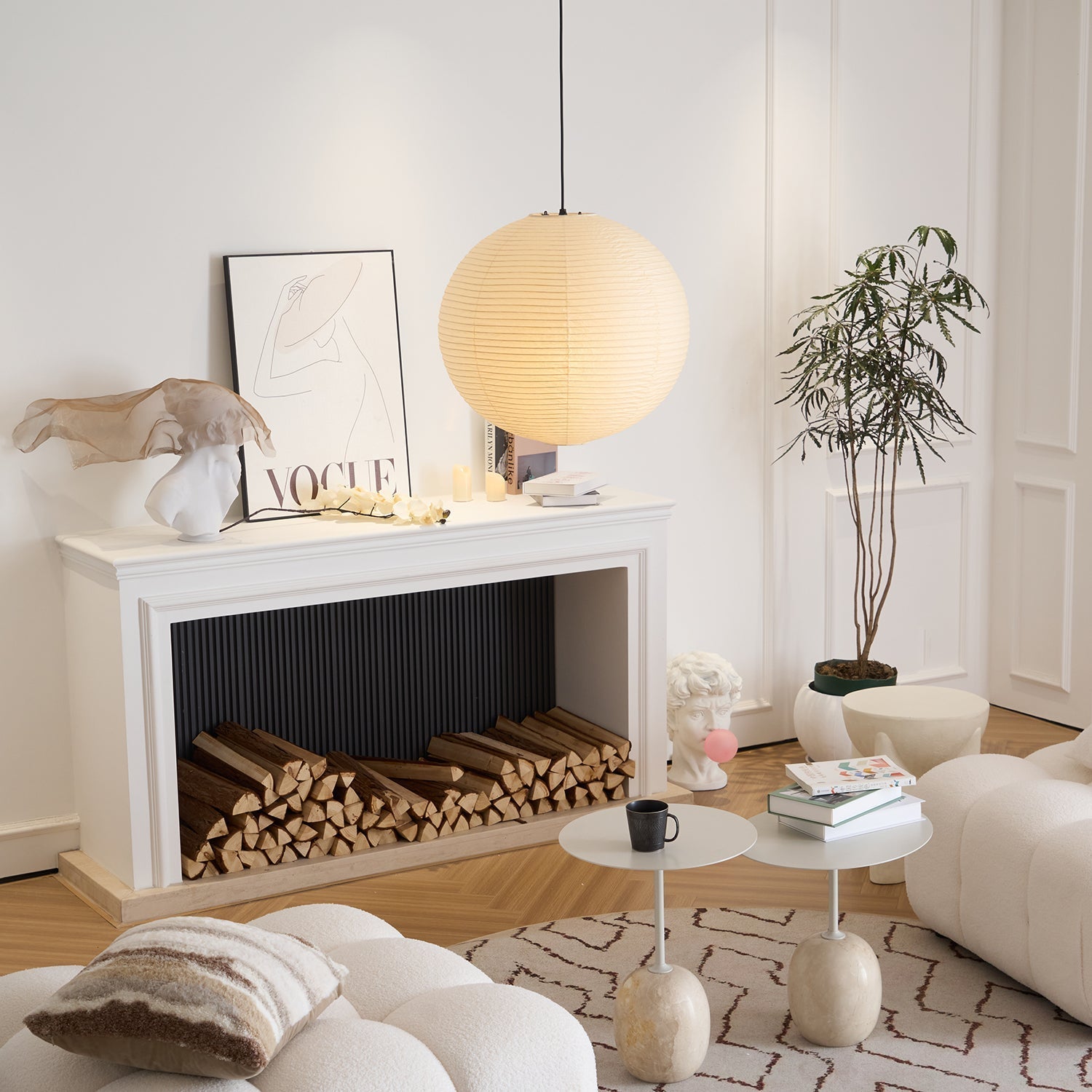 Hanglamp met bolvormige kap en opvouwbare structuur