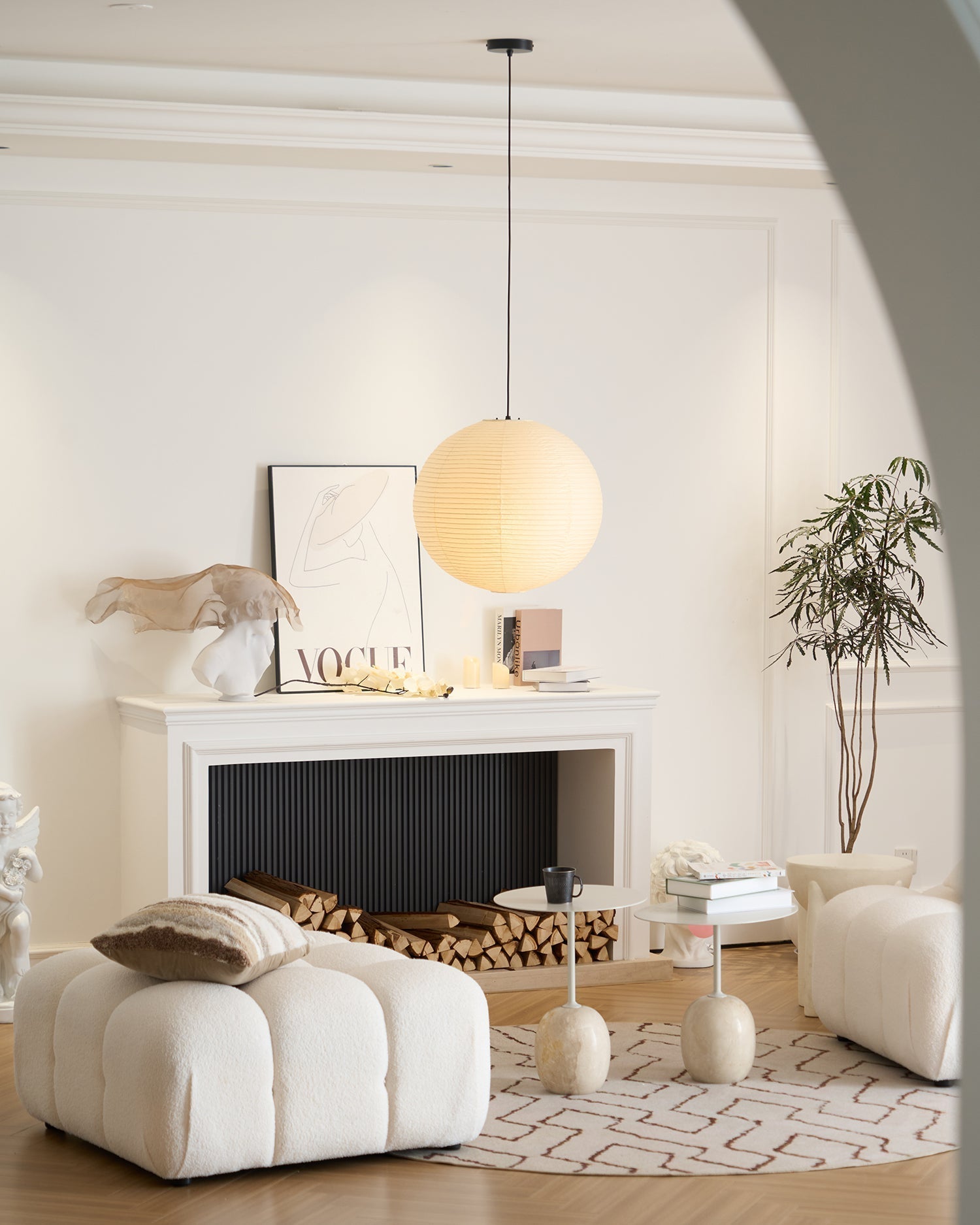 Hanglamp met bolvormige kap en opvouwbare structuur