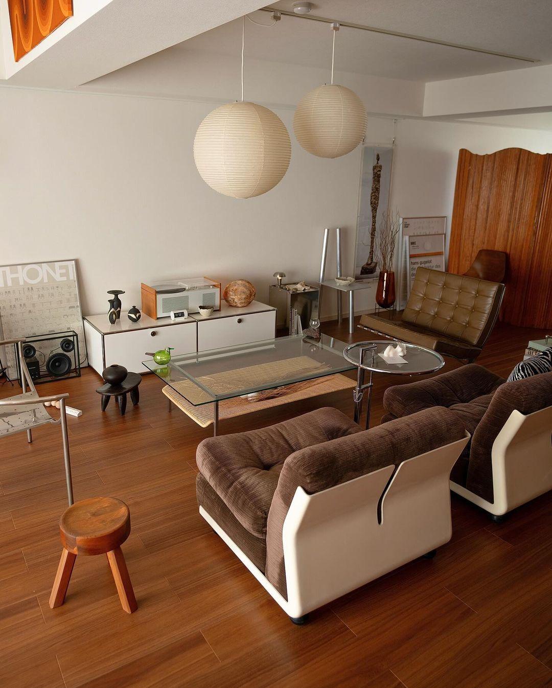 Hanglamp met bolvormige kap en opvouwbare structuur