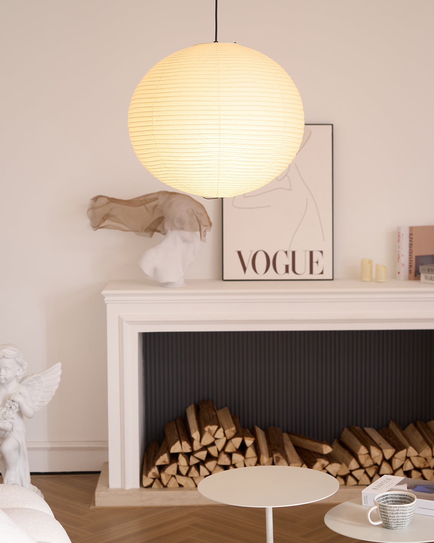 Hanglamp met bolvormige kap en opvouwbare structuur