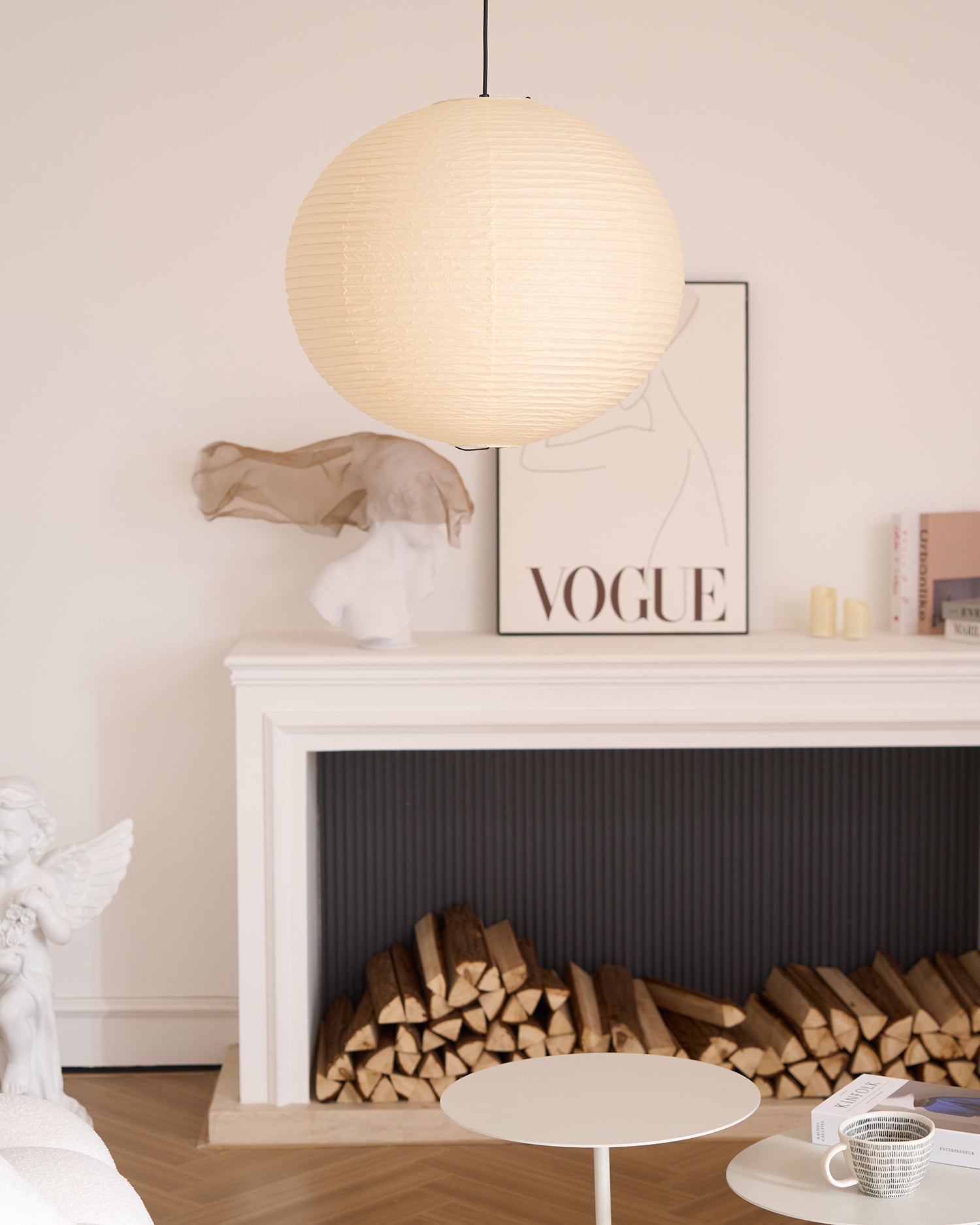 Hanglamp met bolvormige kap en opvouwbare structuur