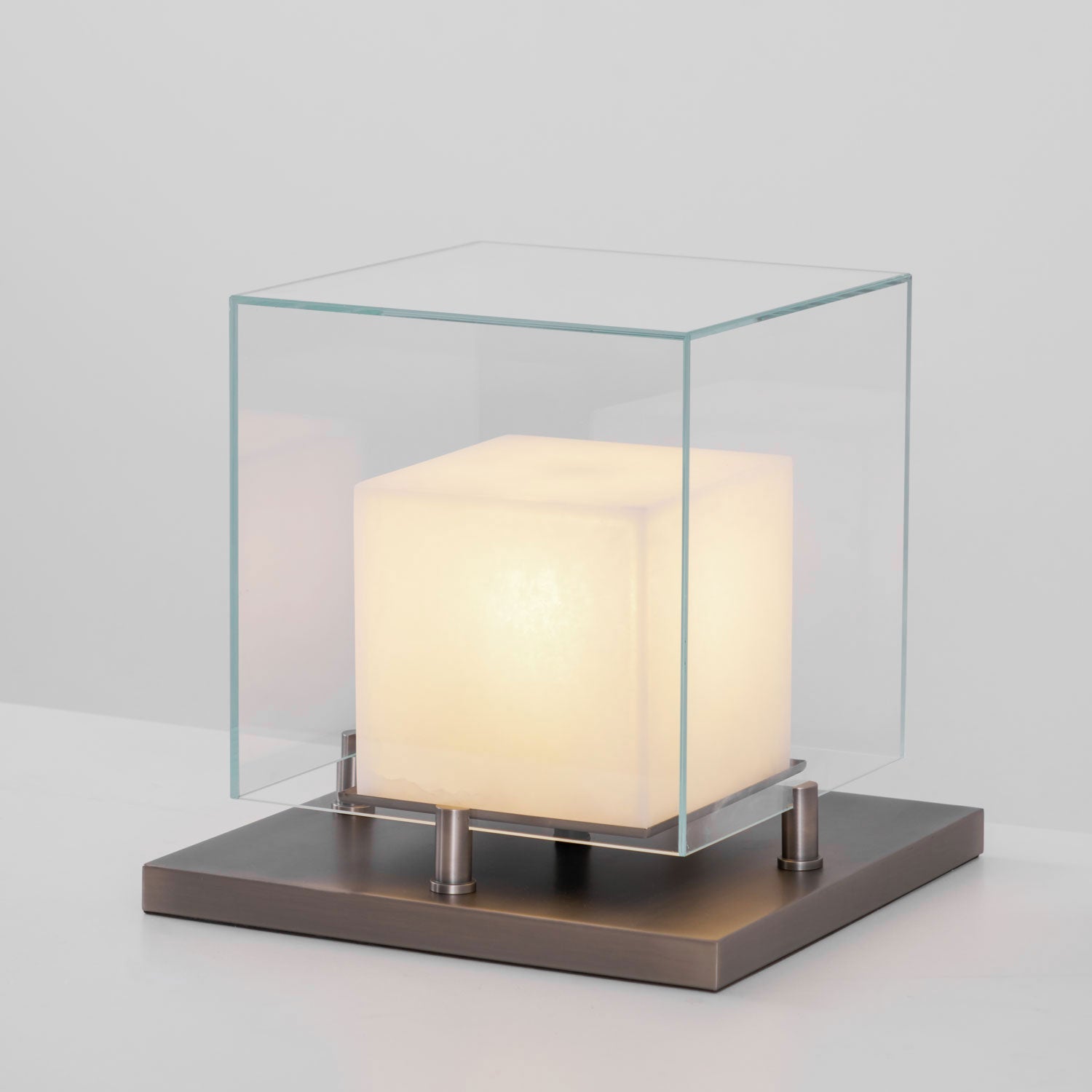 Lampe de table avec cube éclairé dans un cadre carré