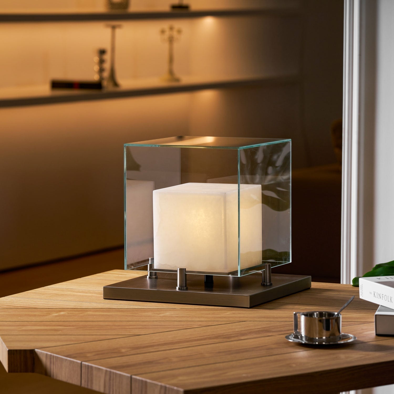 Lampe de table avec cube éclairé dans un cadre carré