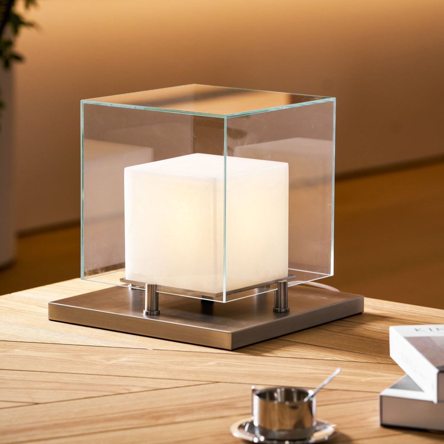 Lampe de table avec cube éclairé dans un cadre carré
