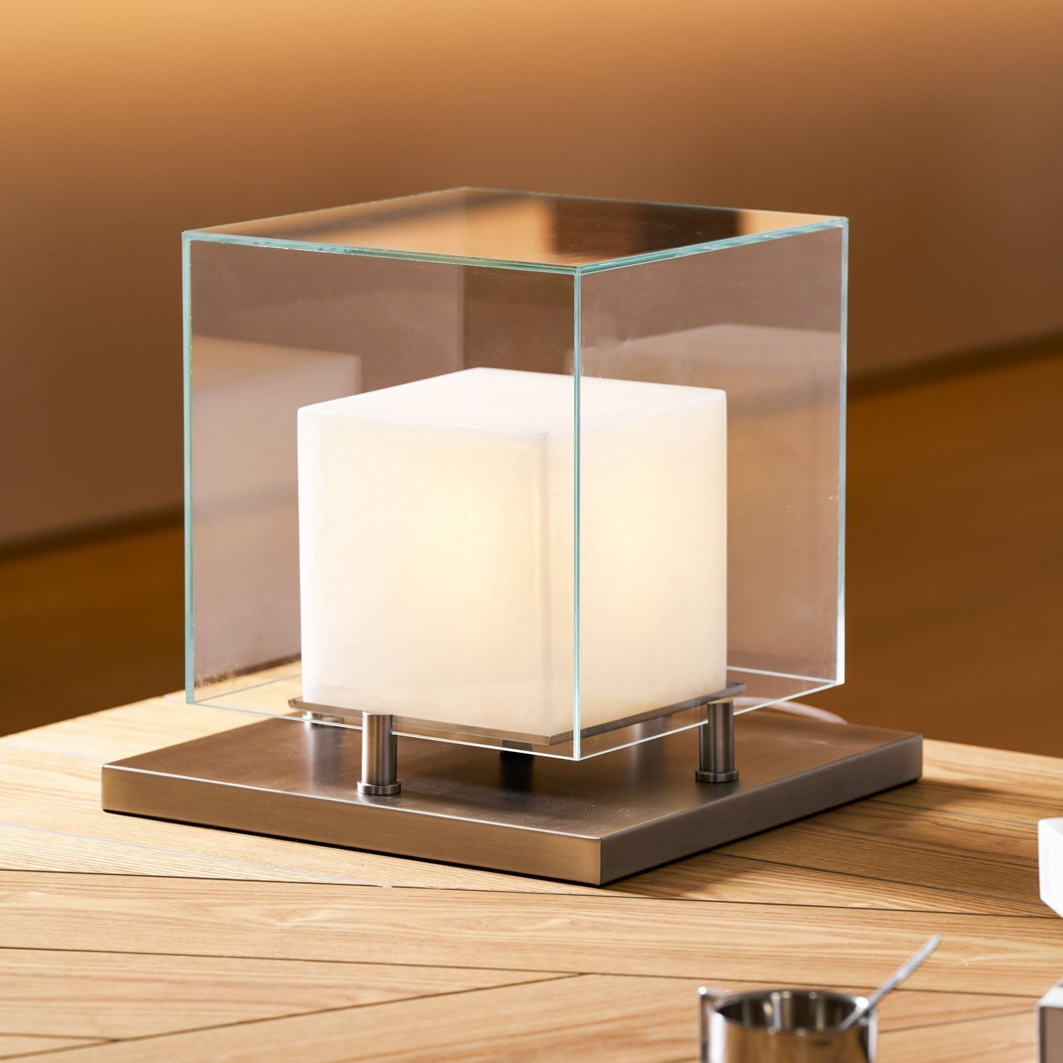 Lampe de table avec cube éclairé dans un cadre carré