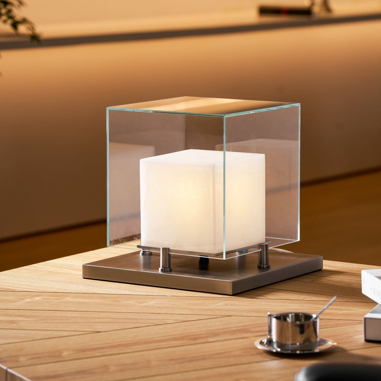 Lampe de table avec cube éclairé dans un cadre carré