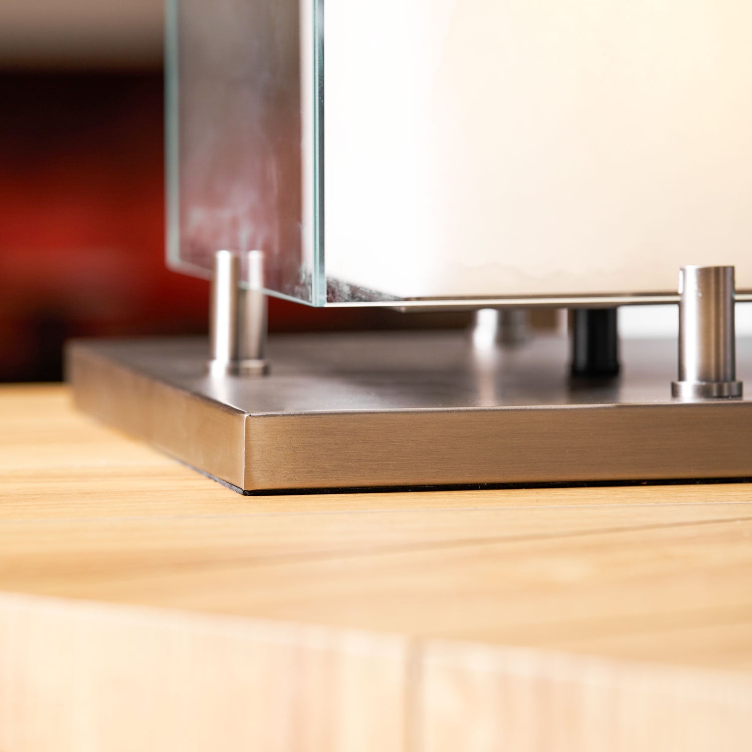 Lampe de table avec cube éclairé dans un cadre carré