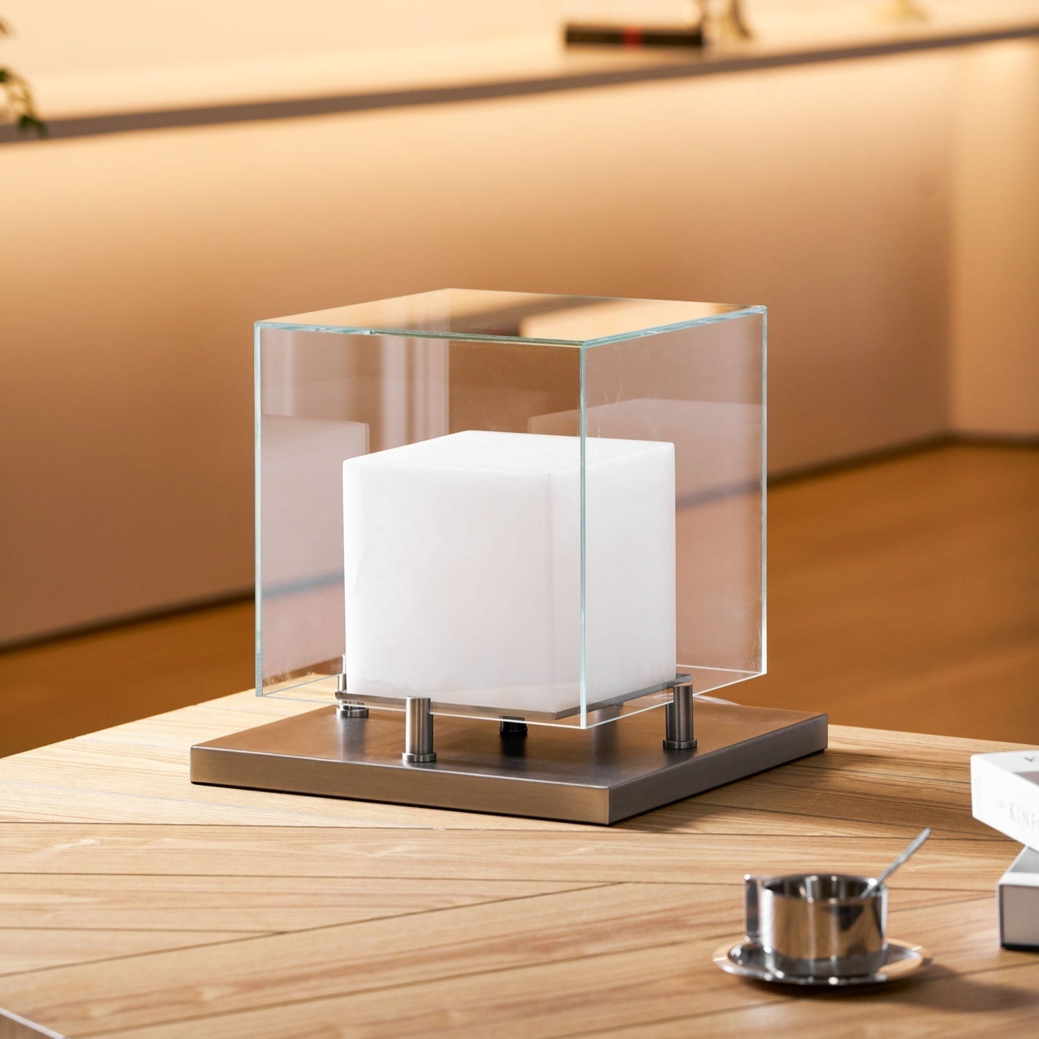 Lampe de table avec cube éclairé dans un cadre carré