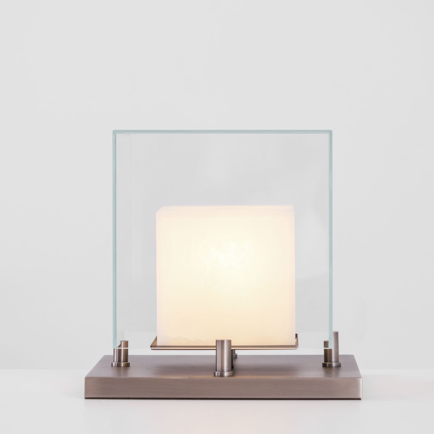 Lampe de table avec cube éclairé dans un cadre carré