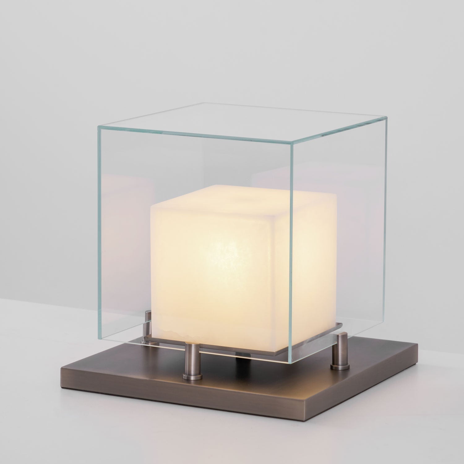 Lampe de table avec cube éclairé dans un cadre carré