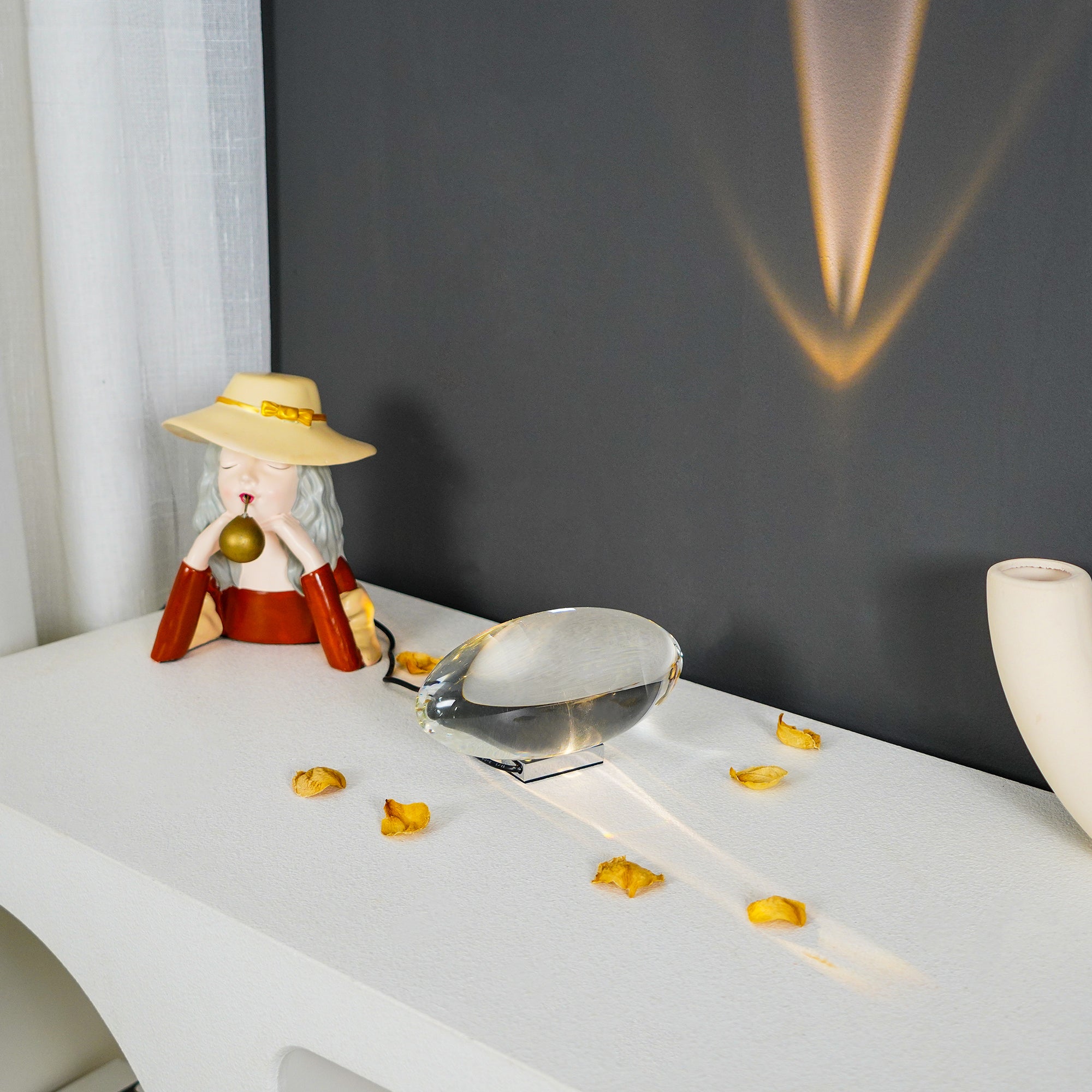 Artystyczna lampa stołowa w kształcie oka