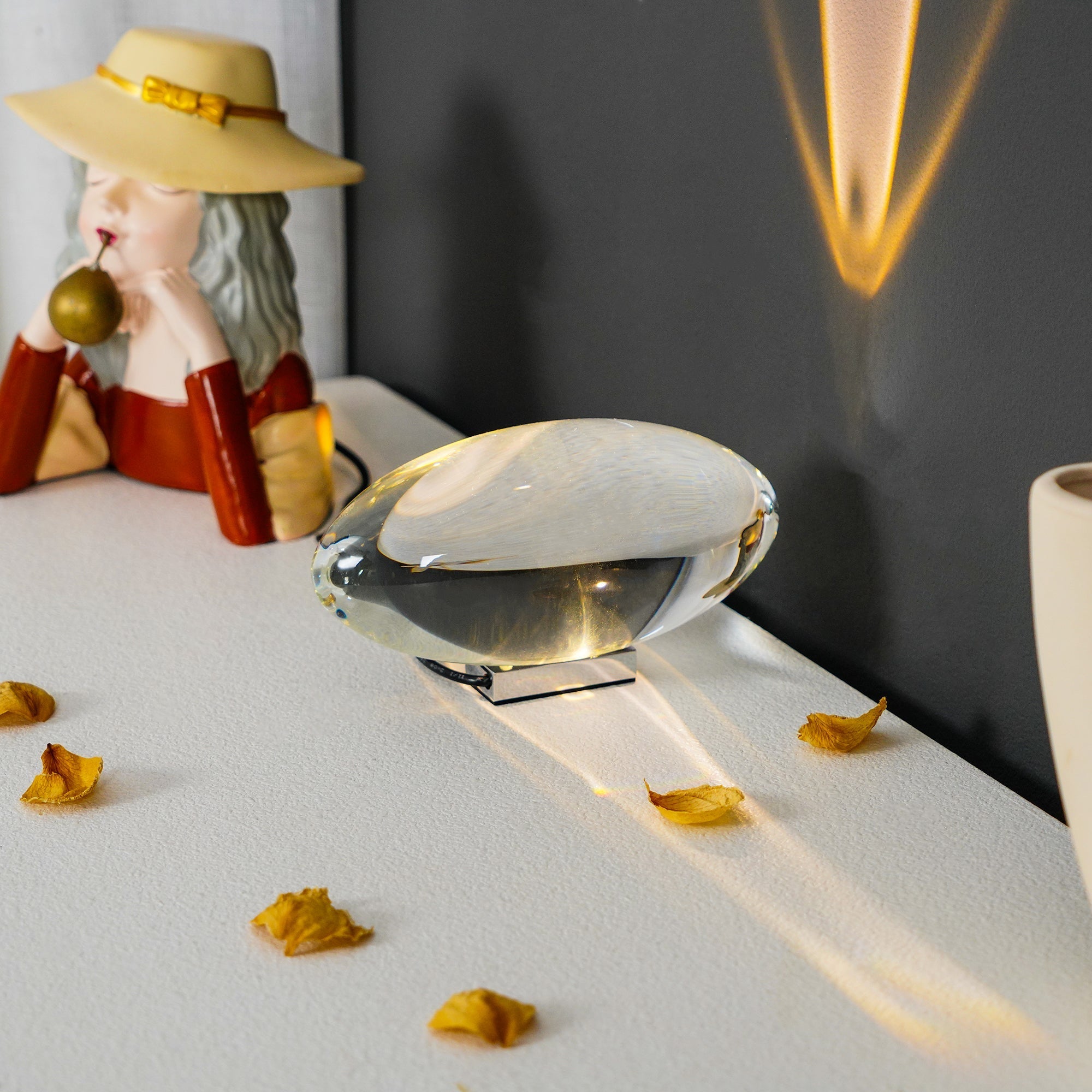 Artystyczna lampa stołowa w kształcie oka