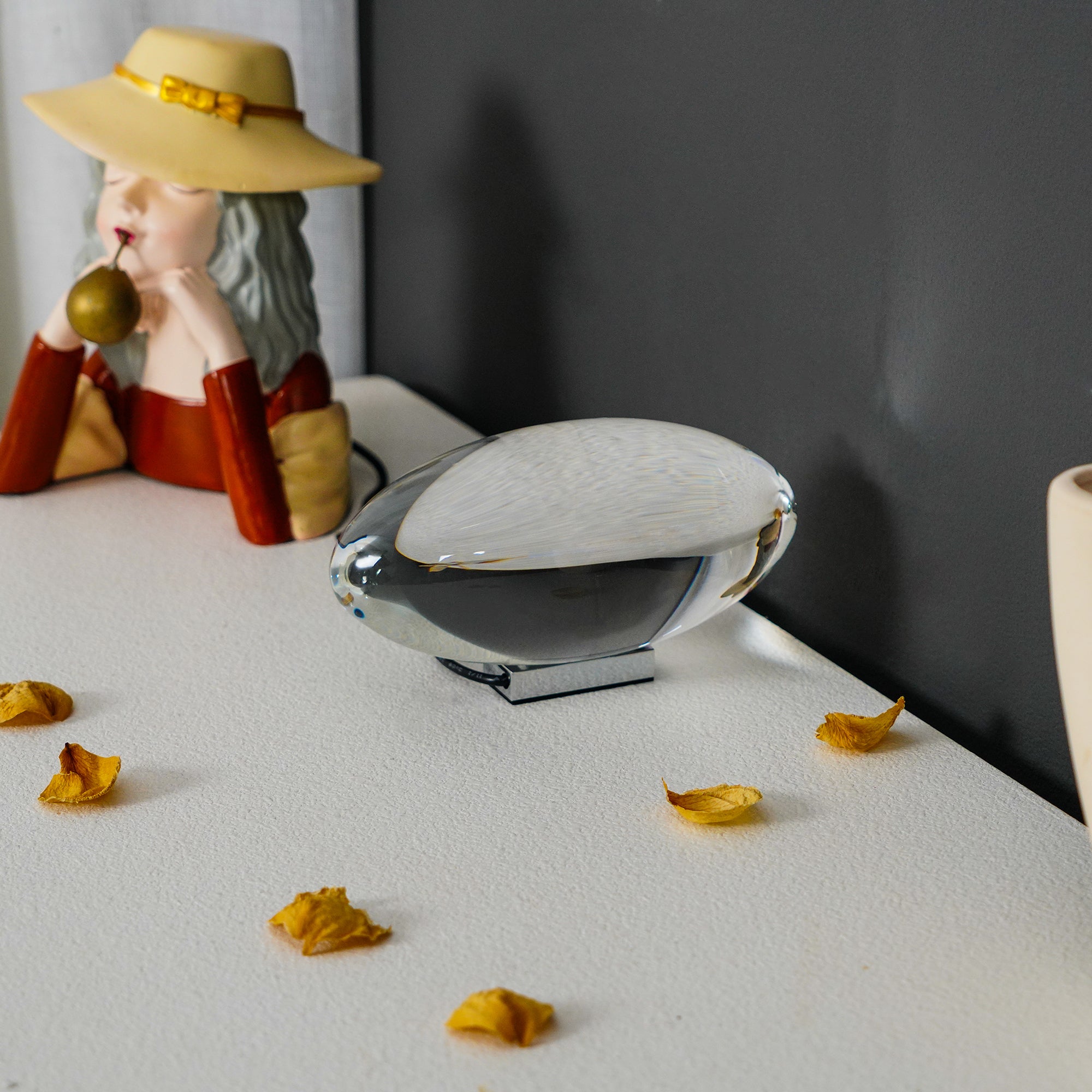 Artystyczna lampa stołowa w kształcie oka