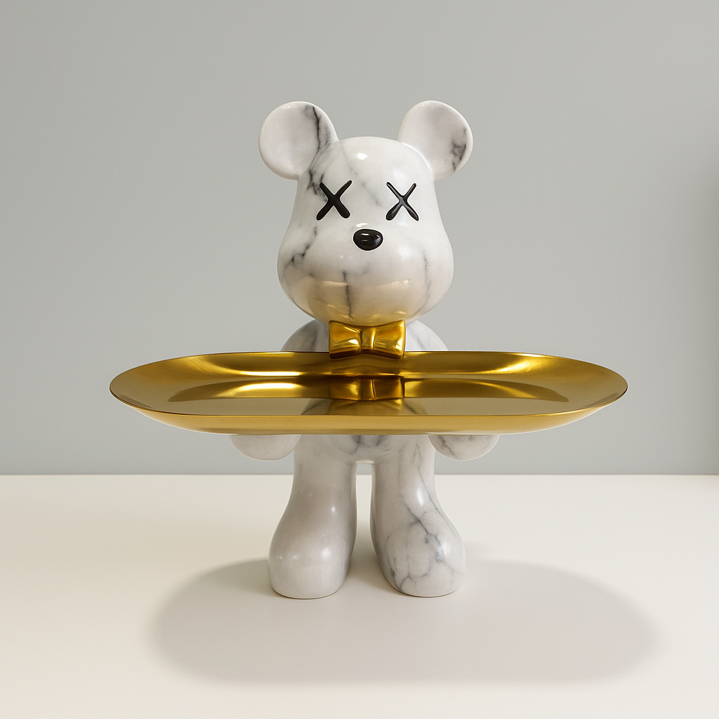 Staand beeldje van een beer met een ronde tentoonstellingsplaat