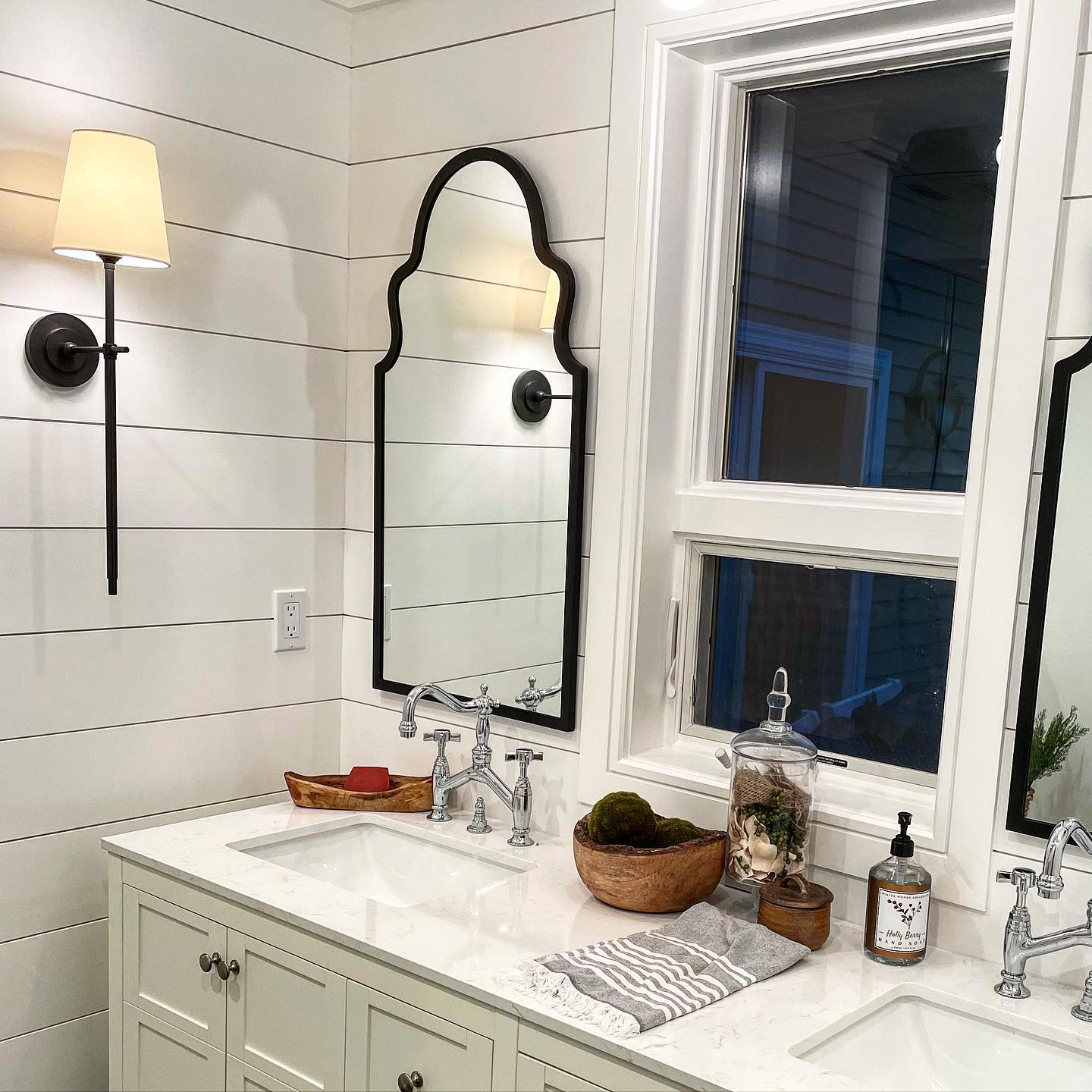 Lampe murale avec bras en métal et abat-jour en tissu