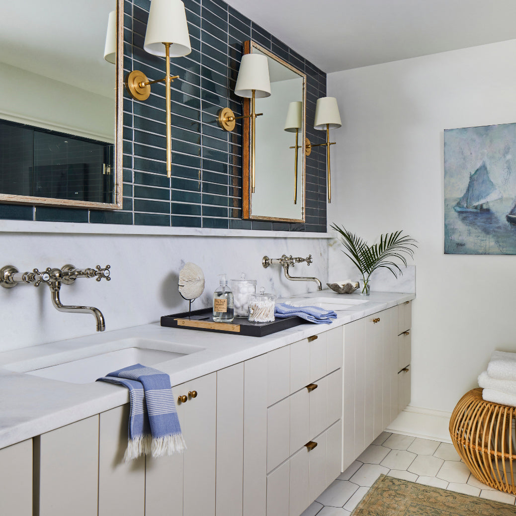 Lampe murale avec bras en métal et abat-jour en tissu