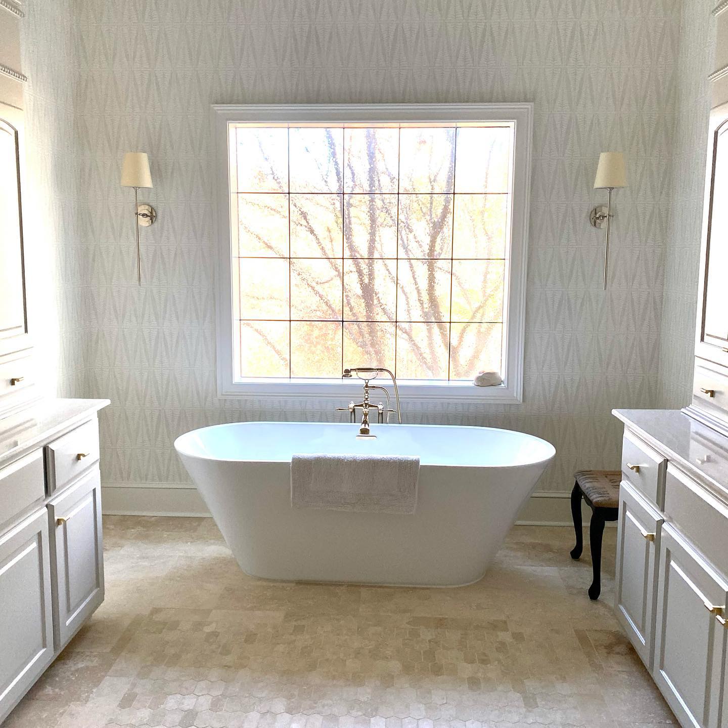 Lampe murale avec bras en métal et abat-jour en tissu