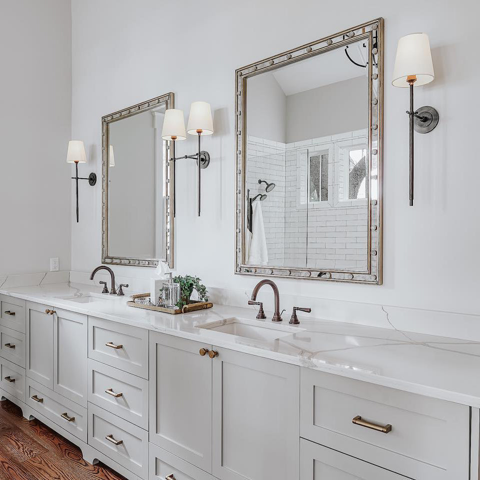 Lampe murale avec bras en métal et abat-jour en tissu