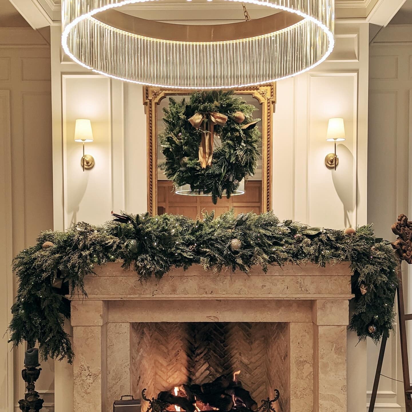 Lampe murale avec bras en métal et abat-jour en tissu