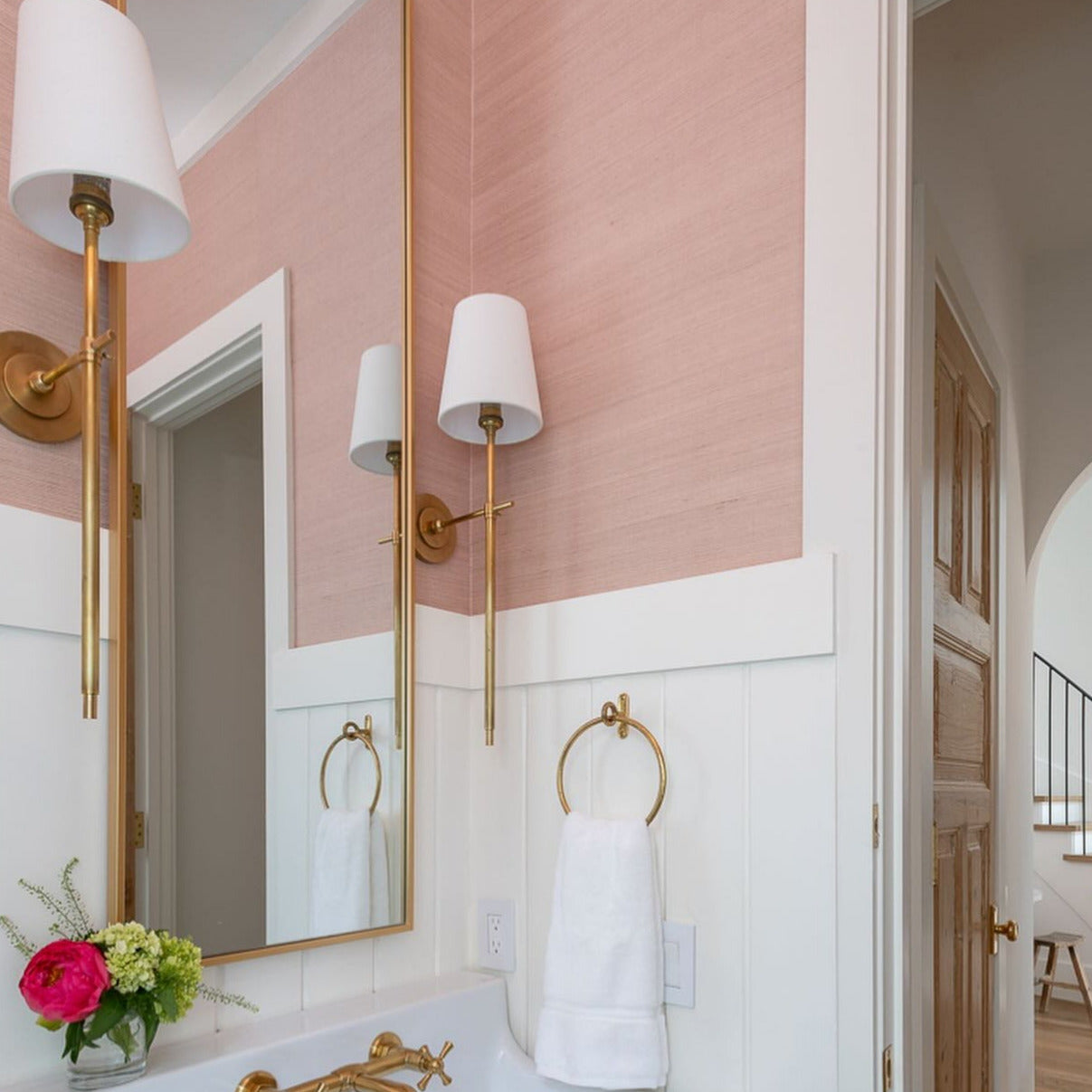 Lampe murale avec bras en métal et abat-jour en tissu