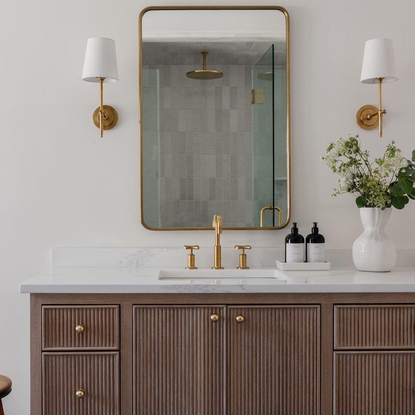 Lampe murale avec bras en métal et abat-jour en tissu