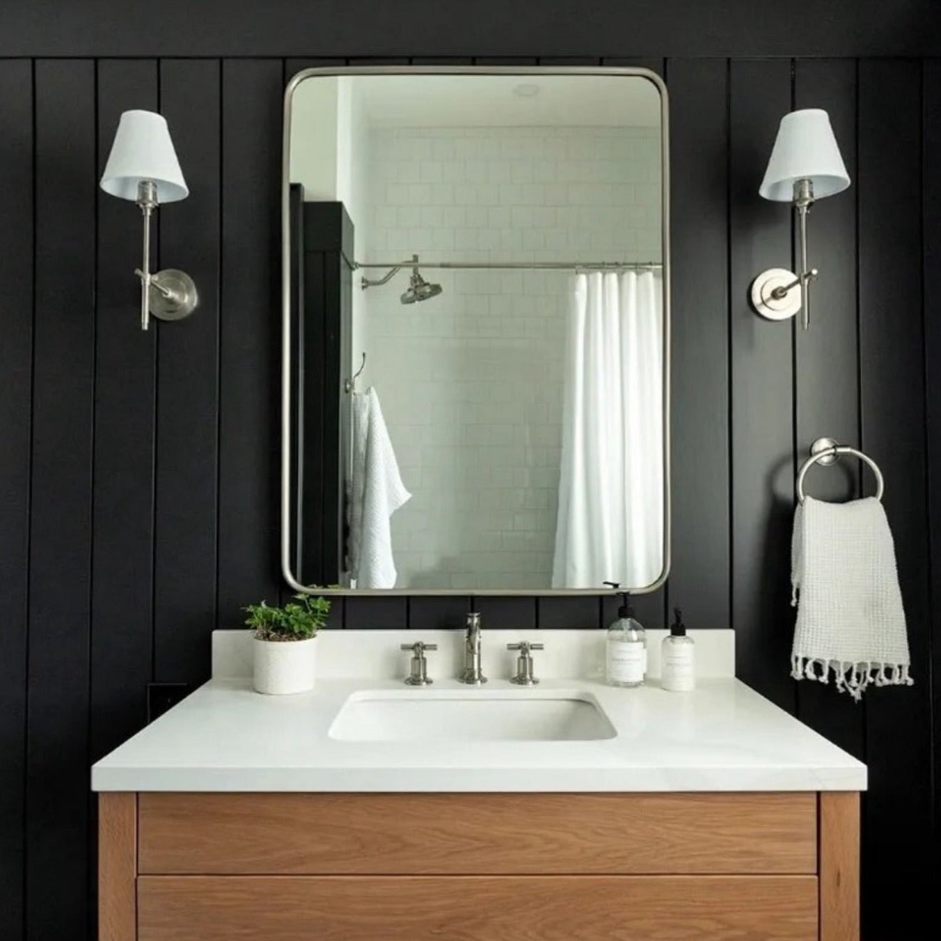 Lampe murale avec bras en métal et abat-jour en tissu