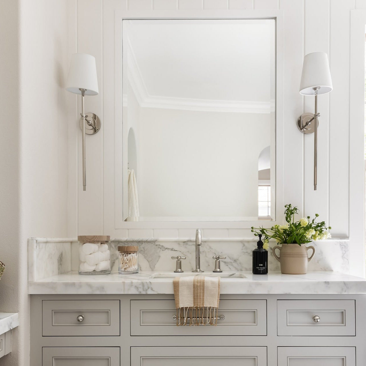 Lampe murale avec bras en métal et abat-jour en tissu