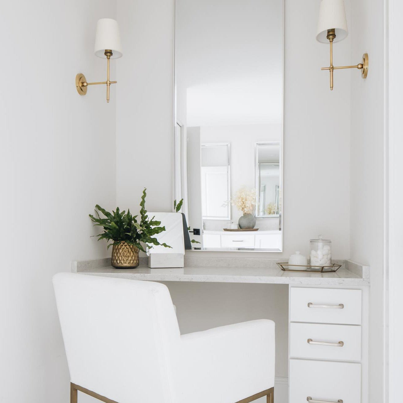 Lampe murale avec bras en métal et abat-jour en tissu