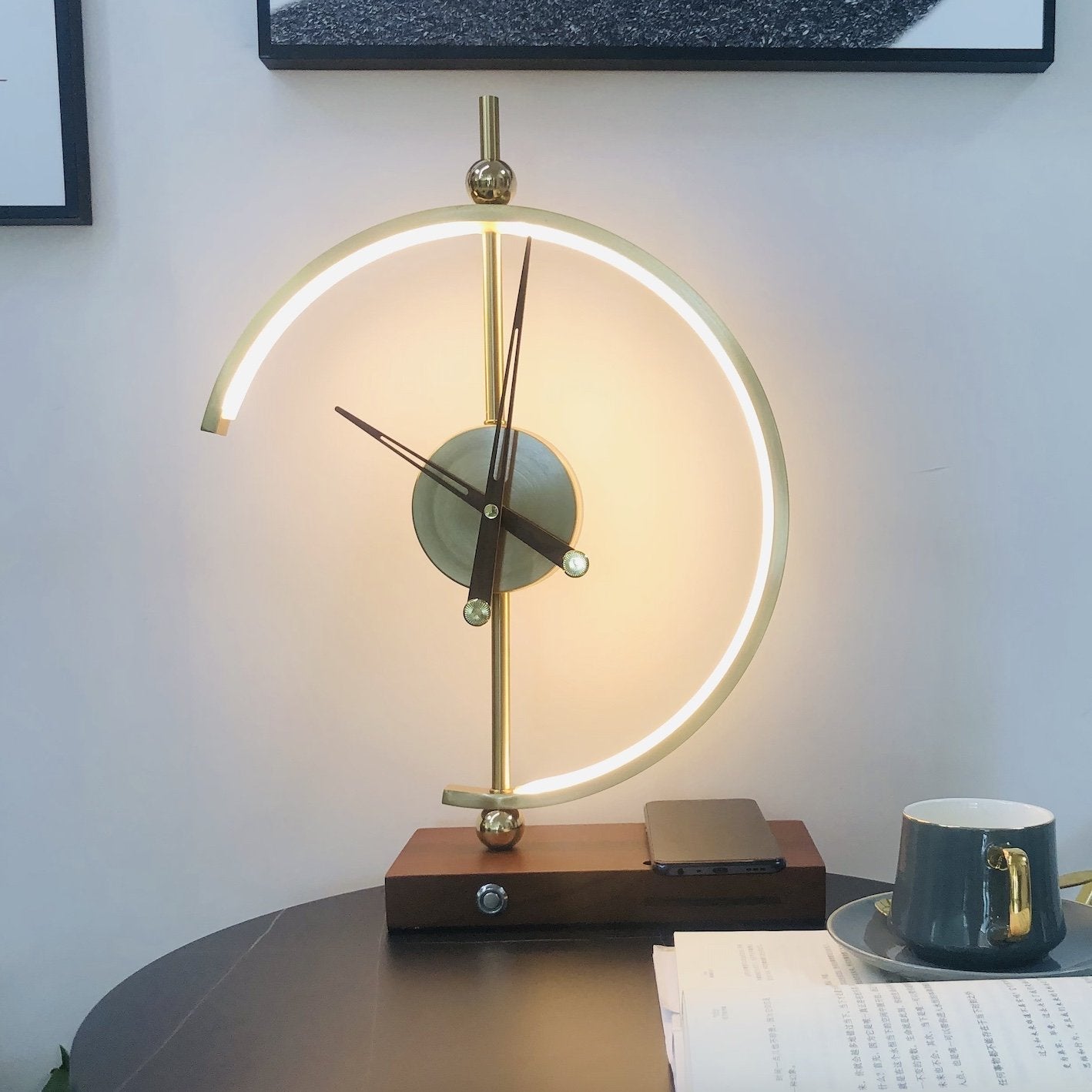 Lampe de table avec cadre lumineux rond et cadran d'horloge