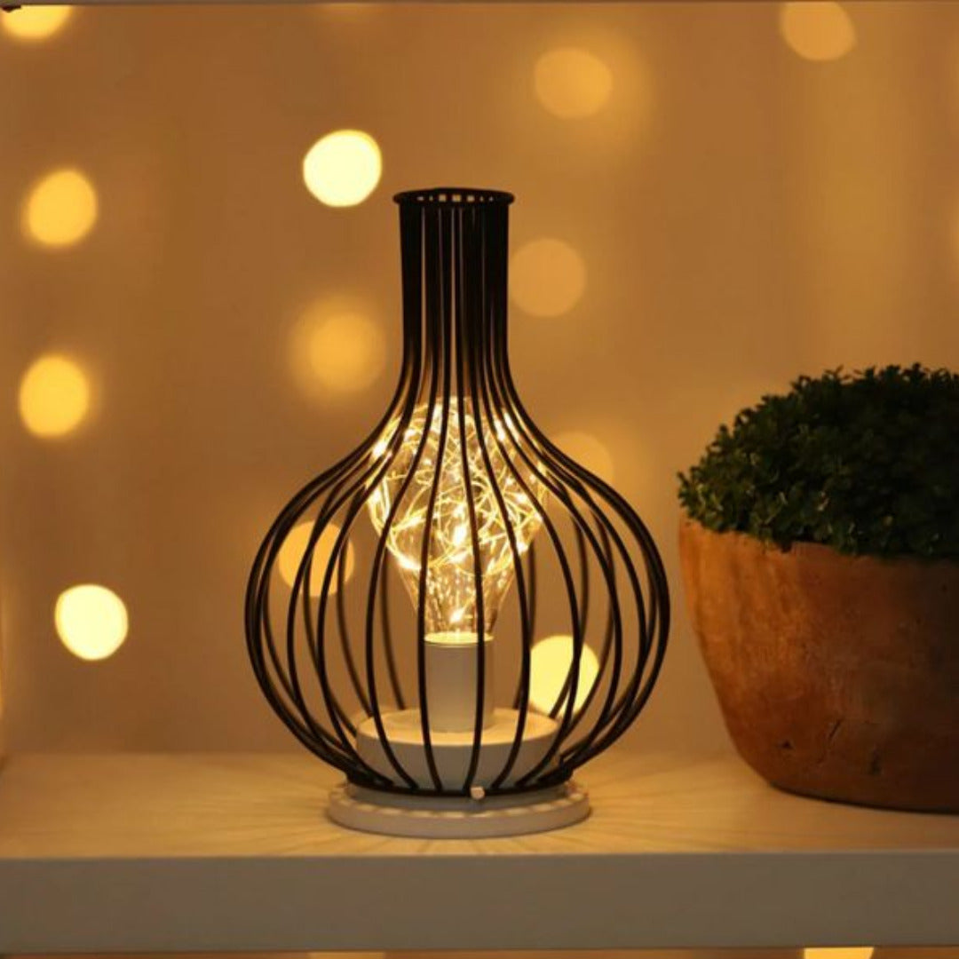 Lampa stołowa z otwartą drucianą konstrukcją i żarówką