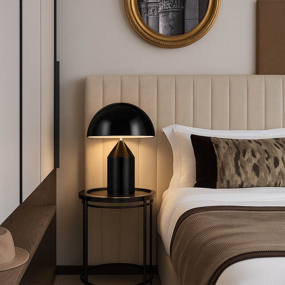 Klasyczna metalowa lampa stołowa