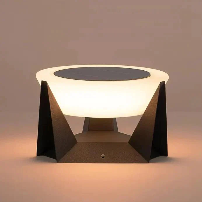 Solarlamp buiten met ronde plaat en wit licht