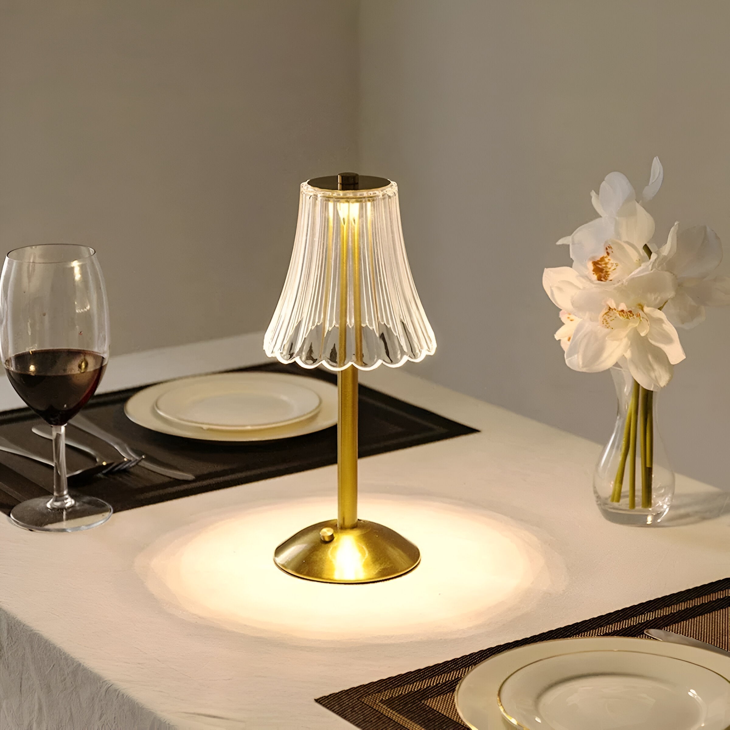 Lampe de table avec abat-jour en verre texturé et pied en métal